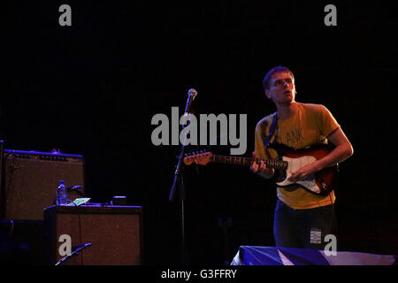 London, UK. 10. Juni 2016. Kieran Leonard und seine Band Eröffnung 2016 Meltdown Festival im Southbank Centre in London vor einer Performance mit dem Aufzug zu Erfahrung Kredit: Roger Garfield/Alamy Live News Stockfoto