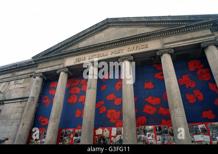 Liverpool, Vereinigtes Königreich. 10. Juni 2016. Ein neues Kunstwerk WWI wurde am Freitag, 10 Juni in Liverpool zum Gedenken an den hundertsten Jahrestag der Schlacht an der Somme im Juli 2016 vorgestellt. Das Kunstwerk wurde von Künstlern wie Moira Kenny und John Campbell als die Soundagents bekannt.  Das Kunstwerk dargestellt, alte Postkarten und Briefe von WW plus ein Mohn-Motiv und auf der Vorderseite der alten Lyceum Post auf Bold Street, Liverpool Stadtzentrum installiert wurde. Bildnachweis: Pak Hung Chan/Alamy Live-Nachrichten Stockfoto