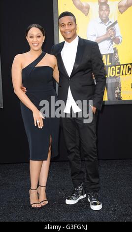 Los Angeles, CA, USA. 10. Juni 2016. Tia Mowry, Cory Hardrict im Ankunftsbereich für CENTRAL INTELLIGENCE Premiere, Regency Westwood Village Theatre, Los Angeles, CA 10. Juni 2016. Bildnachweis: Elizabeth Goodenough/Everett Collection/Alamy Live-Nachrichten Stockfoto