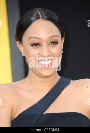 Los Angeles, CA, USA. 10. Juni 2016. Tia Mowry im Ankunftsbereich für CENTRAL INTELLIGENCE Premiere, Regency Westwood Village Theatre, Los Angeles, CA 10. Juni 2016. Bildnachweis: Elizabeth Goodenough/Everett Collection/Alamy Live-Nachrichten Stockfoto