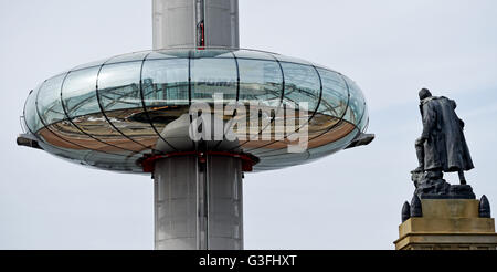 Brighton, UK. 11. Juni 2016.  Bewohner von Brighton bekam einen frühen Einblick in die British Airways i360 Aussichtsturm Aussichtsplattform steigen eine kurze Strecke auf der Mittelsäule früh am Morgen. Der i360 ist der weltweit erste vertikale Seilbahn und steigen bis 450 Fuß geben einen Blick entlang der Küste von Sussex und über die Stadt von Brighton und wird voraussichtlich noch in diesem Sommer eröffnet.  Bildnachweis: Simon Dack/Alamy Live-Nachrichten Stockfoto