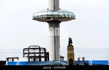 Brighton, UK. 11. Juni 2016.  Bewohner von Brighton bekam einen frühen Einblick in die British Airways i360 Aussichtsturm Aussichtsplattform steigen eine kurze Strecke auf der Mittelsäule früh am Morgen. Der i360 ist der weltweit erste vertikale Seilbahn und steigen bis 450 Fuß geben einen Blick entlang der Küste von Sussex und über die Stadt von Brighton und wird voraussichtlich noch in diesem Sommer eröffnet.  Bildnachweis: Simon Dack/Alamy Live-Nachrichten Stockfoto