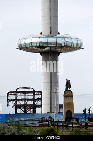 Brighton, UK. 11. Juni 2016.  Bewohner von Brighton bekam einen frühen Einblick in die British Airways i360 Aussichtsturm Aussichtsplattform steigen eine kurze Strecke auf der Mittelsäule früh am Morgen. Der i360 ist der weltweit erste vertikale Seilbahn und steigen bis 450 Fuß geben einen Blick entlang der Küste von Sussex und über die Stadt von Brighton und wird voraussichtlich noch in diesem Sommer eröffnet.  Bildnachweis: Simon Dack/Alamy Live-Nachrichten Stockfoto