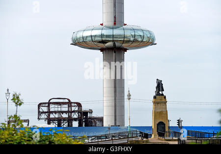 Brighton, UK. 11. Juni 2016.  Bewohner von Brighton bekam einen frühen Einblick in die British Airways i360 Aussichtsturm Aussichtsplattform steigen eine kurze Strecke auf der Mittelsäule früh am Morgen. Der i360 ist der weltweit erste vertikale Seilbahn und steigen bis 450 Fuß geben einen Blick entlang der Küste von Sussex und über die Stadt von Brighton und wird voraussichtlich noch in diesem Sommer eröffnet.  Bildnachweis: Simon Dack/Alamy Live-Nachrichten Stockfoto