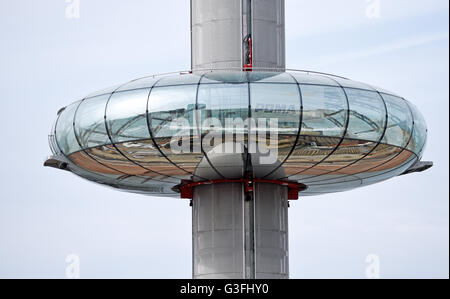 Brighton, UK. 11. Juni 2016.  Bewohner von Brighton bekam einen frühen Einblick in die British Airways i360 Aussichtsturm Aussichtsplattform steigen eine kurze Strecke auf der Mittelsäule früh am Morgen. Der i360 ist der weltweit erste vertikale Seilbahn und steigen bis 450 Fuß geben einen Blick entlang der Küste von Sussex und über die Stadt von Brighton und wird voraussichtlich noch in diesem Sommer eröffnet.  Bildnachweis: Simon Dack/Alamy Live-Nachrichten Stockfoto