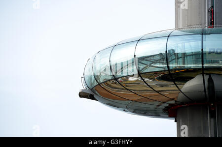Brighton, UK. 11. Juni 2016.  Bewohner von Brighton bekam einen frühen Einblick in die British Airways i360 Aussichtsturm Aussichtsplattform steigen eine kurze Strecke auf der Mittelsäule früh am Morgen. Der i360 ist der weltweit erste vertikale Seilbahn und steigen bis 450 Fuß geben einen Blick entlang der Küste von Sussex und über die Stadt von Brighton und wird voraussichtlich noch in diesem Sommer eröffnet.  Bildnachweis: Simon Dack/Alamy Live-Nachrichten Stockfoto