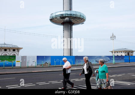 Brighton, UK. 11. Juni 2016.  Bewohner von Brighton bekam einen frühen Einblick in die British Airways i360 Aussichtsturm Aussichtsplattform steigen eine kurze Strecke auf der Mittelsäule früh am Morgen. Der i360 ist der weltweit erste vertikale Seilbahn und steigen bis 450 Fuß geben einen Blick entlang der Küste von Sussex und über die Stadt von Brighton und wird voraussichtlich noch in diesem Sommer eröffnet.  Bildnachweis: Simon Dack/Alamy Live-Nachrichten Stockfoto