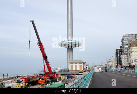 Brighton, UK. 11. Juni 2016.  Bewohner von Brighton bekam einen frühen Einblick in die British Airways i360 Aussichtsturm Aussichtsplattform steigen eine kurze Strecke auf der Mittelsäule früh am Morgen. Der i360 ist der weltweit erste vertikale Seilbahn und steigen bis 450 Fuß geben einen Blick entlang der Küste von Sussex und über die Stadt von Brighton und wird voraussichtlich noch in diesem Sommer eröffnet.  Bildnachweis: Simon Dack/Alamy Live-Nachrichten Stockfoto