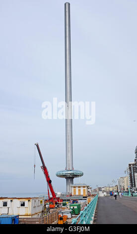 Brighton, UK. 11. Juni 2016.  Bewohner von Brighton bekam einen frühen Einblick in die British Airways i360 Aussichtsturm Aussichtsplattform steigen eine kurze Strecke auf der Mittelsäule früh am Morgen. Der i360 ist der weltweit erste vertikale Seilbahn und steigen bis 450 Fuß geben einen Blick entlang der Küste von Sussex und über die Stadt von Brighton und wird voraussichtlich noch in diesem Sommer eröffnet.  Bildnachweis: Simon Dack/Alamy Live-Nachrichten Stockfoto