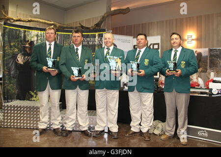 (160611) - WINDHOEK, Juni 11 (Xinhua)--das Team in Südafrika stellen während der Preisverleihung nach gewannen das Team schießen Champion bei der Jagd Gewehr schießen World Championships in Windhoek, Namibia, am 10. Juni 2016. Namibia war Gastgeber der zweiten Jagd Gewehr schießen Weltmeisterschaften vom 6. Juni bis 10 in Windhoek. Insgesamt 126 Spieler aus den Ländern Schweden, Australien, Dänemark, Tschechische Republik, Deutschland, Niederlande, Namibia und Südafrika nahmen an der Veranstaltung teil. (Xinhua/Wu Changwei) Stockfoto