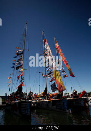 New York, USA. 11. Juni 2016. Fahnen aus verschiedenen Team Yachten flattern im Wind als teilnehmenden Yachten bei Liberty Landing Marina in New Jersey nach Abschluss des Rennens von der Amerika-Teil des Clipper Round the World Yacht Race gespannt.  Mannschaften begann gestern in New York City und Umgebung ankommen. Bildnachweis: Adam Stoltman/Alamy Live-Nachrichten Stockfoto