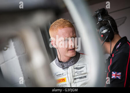 Northamptonshire, UK. 11. Juni 2016.  Ross Wylie nach gerade erst aus seinem #8 Motorbase Leistung Aston Martin Vantage GT3 Credit: Steven Reh/Alamy Live News Stockfoto