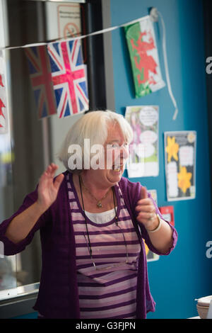 Aberystwyth, Wales, UK. 11. Juni 2016.  Eine glückliche Frau in Aberystwyth feiert 90. Geburtstag der Königin heute in der neu umgebauten Meer Musikpavillon, die Aberystwyth die einzigartige Unterscheidung hat aus wird der Ort, der fast genau 20 Jahren, in den Tag und für die eine und einzige Mal in ihrer Herrschaft, wo die Königin gezwungen wurde, einen offiziellen Besuch zu verlassen, wenn ihr Gefolge das Ziel von Protesten wurde von einer Gruppe von 200 walisische Sprache Studentenaktivisten während einer Tour der Aberystwyth University Credit : Keith Morris/Alamy Live-Nachrichten Stockfoto