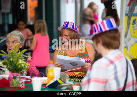 Aberystwyth, Wales, UK. 11. Juni 2016.  Eine Frau in Aberystwyth Gösch Hut feiert 90. Geburtstag der Königin heute in der neu umgebauten Meer Musikpavillon, die Aberystwyth die einzigartige Unterscheidung hat aus wird der Ort, der fast genau 20 Jahren, in den Tag und für die eine und einzige Mal in ihrer Herrschaft, wo die Königin gezwungen wurde, einen offiziellen Besuch zu verlassen, wenn ihr Gefolge das Ziel von Protesten wurde von einer Gruppe von 200 walisische Sprache Studentenaktivisten während einer Tour der Aberystwyth University Credit : Keith Morris/Alamy Live-Nachrichten Stockfoto