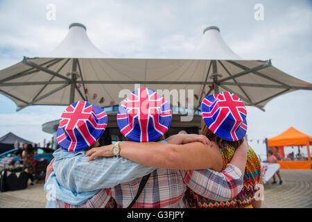 Aberystwyth, Wales, UK. 11. Juni 2016.  Drei Frauen in Aberystwyth mit Union Jack hüten feiert 90. Geburtstag der Königin heute in der neu umgebauten Meer Musikpavillon, die Aberystwyth die einzigartige Unterscheidung hat aus wird der Ort, der fast genau 20 Jahren, in den Tag und für die eine und einzige Mal in ihrer Herrschaft, wo die Königin gezwungen wurde, einen offiziellen Besuch zu verlassen, wenn ihr Gefolge das Ziel von Protesten wurde von einer Gruppe von 200 walisische Sprache Studentenaktivisten während einer Tour der Aberystwyth University Credit : Keith Morris/Alamy Live-Nachrichten Stockfoto