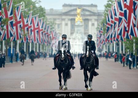 Polizei auf der Mall an Trooping die Farbe - die Queen Geburtstag Parade. Stockfoto