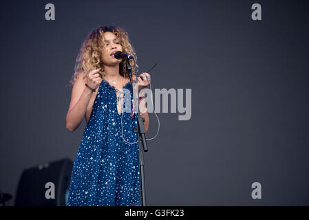 Manchester, UK. 11. Juni 2016.  Izzy Bizu führt auf der Hauptbühne beim Parklife 2016 präsentiert von The Warehouse-Projekt an Heaton Park Manchester 05.11.2016 Credit: Gary Mather/Alamy Live News Stockfoto