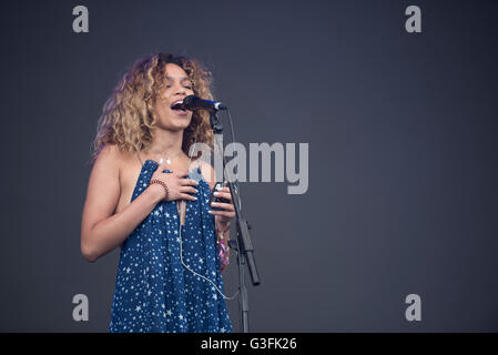 Manchester, UK. 11. Juni 2016.  Izzy Bizu führt auf der Hauptbühne beim Parklife 2016 präsentiert von The Warehouse-Projekt an Heaton Park Manchester 05.11.2016 Credit: Gary Mather/Alamy Live News Stockfoto