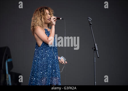 Manchester, UK. 11. Juni 2016.  Izzy Bizu führt auf der Hauptbühne beim Parklife 2016 präsentiert von The Warehouse-Projekt an Heaton Park Manchester 05.11.2016 Credit: Gary Mather/Alamy Live News Stockfoto