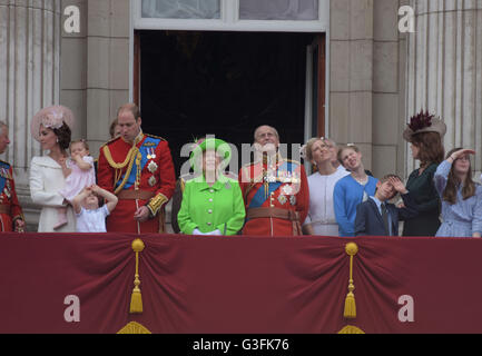 London, UK. 11. Juni 2016. Trooping the Colour, Queens Birthday Parade London. Königin Elizabeth II. und Prinz Phillip Duke of Edinburgh Warch Durchflug Credit: MARTIN DALTON/Alamy Live News Stockfoto