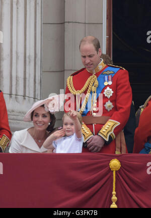 London, UK. 11. Juni 2016. Trooping the Colour, Queens Birthday Parade London. Prinz Edward Duke of Kent Prince William Duke of Cambridge mit Prinz Georg und Prinzessin Charlotte sehen den Durchflug Credit: MARTIN DALTON/Alamy Live News Stockfoto