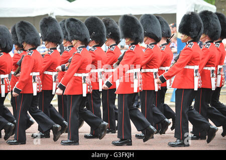 Die Mall, London, UK. 11. Juni 2016. Trooping die Farbe. Menschenmengen säumen die Mall um die Königin zu sehen. Bildnachweis: Matthew Chattle/Alamy Live-Nachrichten Stockfoto