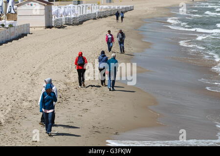 Danzig, Polen 11. Juni 2016 sonnigen aber kalten Samstag in Danzig, nach Wochen des sehr warmen Wetters heute Temperatur sank auf 14 Celsius Grad. Kühlung der Empfindung wird durch eine starke Nordwind intensiviert. Menschen zu Fuß entlang der Ostseeküste sind zu sehen. Bildnachweis: Michal Fludra/Alamy Live-Nachrichten Stockfoto