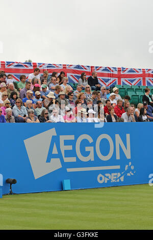 Tenniszentrum Nottingham, Nottingham, UK. 11. Juni 2016. Aegon WTA Nottingham Tag der offenen Tür 8. Teil der Masse auf dem Centrecourt mit der Königin Geburtstag Girlanden auf Anzeigen Credit: Action Plus Sport/Alamy Live News Stockfoto