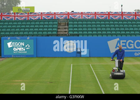 Tenniszentrum Nottingham, Nottingham, UK. 11. Juni 2016. Aegon WTA Nottingham Tag der offenen Tür 8. Gartenbauämter arbeiten hart um den Centre Court bereit für das Spiel nach einem regnerischen Freitag Kredit: Action Plus Sport/Alamy Live News Stockfoto