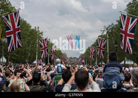 London, UK.  11. Juni 2016.  Die Red Arrows führen ein Überflug über The Mall und über Buckingham Palast während Trooping die Farbe am 90. Geburtstag der Königin. Bildnachweis: Stephen Chung / Alamy Live News Stockfoto