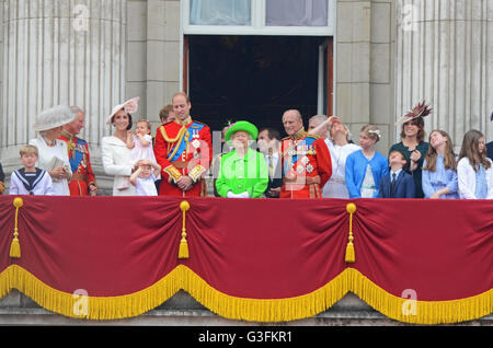 Royal Family Viewing Geburtstag der Königin Flypast vom Balkon des Palastes, nachdem die Farbe am Buckingham Palace. Königin in Grün Stockfoto