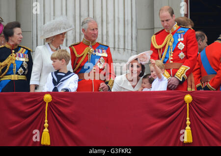 Königliche Familie, die die Geburtstagsflypast der Königin vom Balkon des Palastes nach Trooping the Colour 2016 im Buckingham Palace bestaunt hat. Kate Middleton mit Kindern Stockfoto