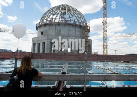 Berlin, Deutschland. 11. Juni 2016. Besucher gehen auf das Dach des Schlosses ("Stadtschloss") in Berlin, Deutschland, 11. Juni 2016. Tag der offenen Konstruktion-Website erfolgt bis 12. Juni im City Palace. Foto: KLAUS-DIETMAR GABBERT/Dpa/Alamy Live News Stockfoto