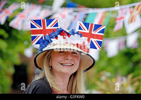 Ditchling, Sussex, UK. 11. Juni 2016. Sandi Munier mit einem sehr royal Hut verbindet andere Bewohner von Ditchling in Sussex, wie sie eine Straßenfest organisiert von der Dorfkirche um die Königinnen zu 90. Geburtstag feiern genießen. Straßenfeste und Feiern finden statt in ganz Großbritannien an diesem Wochenende Credit: Simon Dack/Alamy Live News Stockfoto