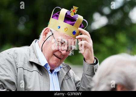 Ditchling, Sussex, UK. 11. Juni 2016. Bewohner von Ditchling in Sussex genießen eine Straßenfest organisiert von der Dorfkirche um die Königinnen zu 90. Geburtstag feiern. Straßenfeste und Feiern finden statt in ganz Großbritannien an diesem Wochenende Credit: Simon Dack/Alamy Live News Stockfoto