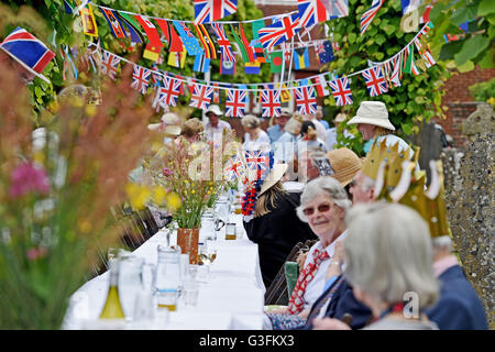 Ditchling, Sussex, UK. 11. Juni 2016. Bewohner von Ditchling in Sussex genießen eine Straßenfest organisiert von der Dorfkirche um die Königinnen zu 90. Geburtstag feiern. Straßenfeste und Feiern finden statt in ganz Großbritannien an diesem Wochenende Credit: Simon Dack/Alamy Live News Stockfoto