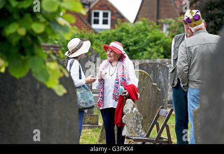 Ditchling, Sussex, UK. 11. Juni 2016. Bewohner von Ditchling in Sussex genießen eine Straßenfest organisiert von der Dorfkirche um die Königinnen zu 90. Geburtstag feiern. Straßenfeste und Feiern finden statt in ganz Großbritannien an diesem Wochenende Credit: Simon Dack/Alamy Live News Stockfoto