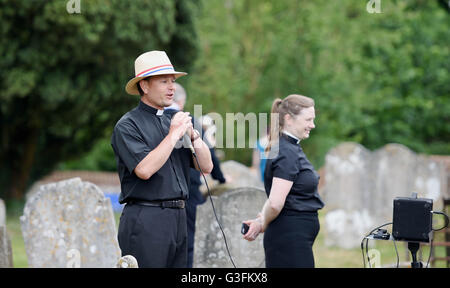 Ditchling, Sussex, UK. 11. Juni 2016. Bewohner von Ditchling in Sussex genießen eine Straßenfest organisiert von der Dorfkirche um die Königinnen zu 90. Geburtstag feiern. Straßenfeste und Feiern finden statt in ganz Großbritannien an diesem Wochenende Credit: Simon Dack/Alamy Live News Stockfoto