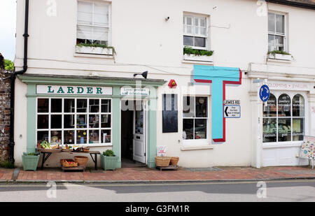 Ditchling, Sussex, UK. 11. Juni 2016. Vier Eigenschaften in dem kleinen Dorf Ditchling in Sussex wurden mit den Buchstaben T, Y, P und E feiern 100 Jahre einer Schrift erstellt von Edward Johnston für die Londoner U-Bahn bemalt. Das Dorf Typ durch das Ortsmuseum Ditchling erstellt wurde und die Buchstaben bleibt für einen Monat in diesem Sommer Credit: Simon Dack/Alamy Live News Stockfoto