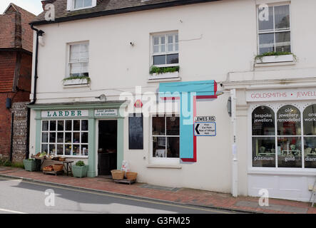 Ditchling, Sussex, UK. 11. Juni 2016. Vier Eigenschaften in dem kleinen Dorf Ditchling in Sussex wurden mit den Buchstaben T, Y, P und E feiern 100 Jahre einer Schrift erstellt von Edward Johnston für die Londoner U-Bahn bemalt. Das Dorf Typ durch das Ortsmuseum Ditchling erstellt wurde und die Buchstaben bleibt für einen Monat in diesem Sommer Credit: Simon Dack/Alamy Live News Stockfoto