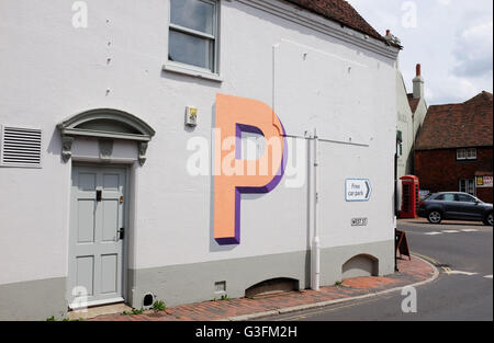 Ditchling, Sussex, UK. 11. Juni 2016. Vier Eigenschaften in dem kleinen Dorf Ditchling in Sussex wurden mit den Buchstaben T, Y, P und E feiern 100 Jahre einer Schrift erstellt von Edward Johnston für die Londoner U-Bahn bemalt. Das Dorf Typ durch das Ortsmuseum Ditchling erstellt wurde und die Buchstaben bleibt für einen Monat in diesem Sommer Credit: Simon Dack/Alamy Live News Stockfoto