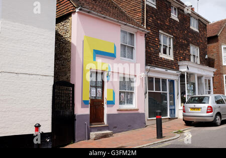 Ditchling, Sussex, UK. 11. Juni 2016. Vier Eigenschaften in dem kleinen Dorf Ditchling in Sussex wurden mit den Buchstaben T, Y, P und E feiern 100 Jahre einer Schrift erstellt von Edward Johnston für die Londoner U-Bahn bemalt. Das Dorf Typ durch das Ortsmuseum Ditchling erstellt wurde und die Buchstaben bleibt für einen Monat in diesem Sommer Credit: Simon Dack/Alamy Live News Stockfoto