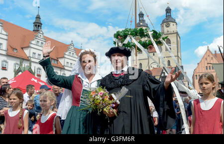 Wittenberg, Deutschland. 11. Juni 2016. Das diesjährige Luther paar Anja Gloeckner und Fred Goede winken während der "Luther Hochzeit" Festzug in Wittenberg, Deutschland, 11. Juni 2016. Das Festival erinnert an die Hochzeit des Reformators Martin Luther (1483-1546) und Katharina von Bora (1499-1552) am 13 Juni 1525. Foto: PETER ENDIG/Dpa/Alamy Live News Stockfoto