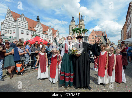 Wittenberg, Deutschland. 11. Juni 2016. Das diesjährige Luther paar Anja Gloeckner und Fred Goede winken während der "Luther Hochzeit" Festzug in Wittenberg, Deutschland, 11. Juni 2016. Das Festival erinnert an die Hochzeit des Reformators Martin Luther (1483-1546) und Katharina von Bora (1499-1552) am 13 Juni 1525. Foto: PETER ENDIG/Dpa/Alamy Live News Stockfoto