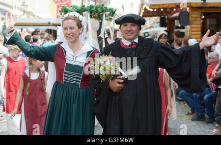 Wittenberg, Deutschland. 11. Juni 2016. Das diesjährige Luther paar Anja Gloeckner und Fred Goede winken während der "Luther Hochzeit" Festzug in Wittenberg, Deutschland, 11. Juni 2016. Das Festival erinnert an die Hochzeit des Reformators Martin Luther (1483-1546) und Katharina von Bora (1499-1552) am 13 Juni 1525. Foto: PETER ENDIG/Dpa/Alamy Live News Stockfoto