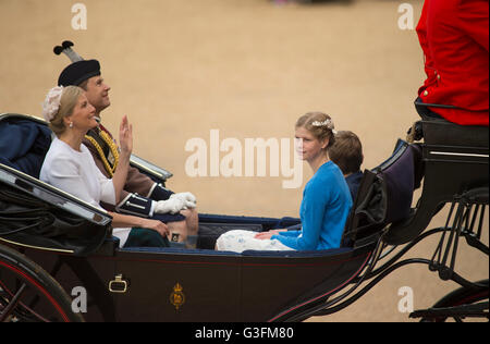 London, UK. 11. Juni 2016. HM Königin Elizabeth II. nimmt den Gruß und inspiziert die Parade in diesem Jahr Queen es Birthday Parade, die am zweiten Samstag im Juni anlässlich der offiziellen Geburtstag ihrer Majestät stattfindet.    Die Queen Geburtstag Parade, besser bekannt als Trooping the Colour, ist, wenn die Königin Farbe "" vor ihrer Majestät der Königin und die königlichen Colonels marschierten ist. Die Parade endet mit einem großen RAF-Vorbeiflug. Bildnachweis: LondonView/Alamy Live-Nachrichten. Stockfoto