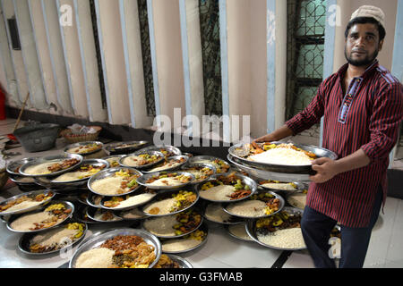 Dhaka, Bangladesch. 10. Juni 2016. Tausende von Muslimen erwarten die Iftar (Essen von Ramadan) in Baitul Mukarram (die Nationalmoschee von Bangladesh). Im Inneren der Moschee war Iftar für alle Muslime, Arm oder reich, gemeinsam zu essen, während des Heiligen Ramadan angeordnet. Bildnachweis: Mamunur Rashid/Alamy Live-Nachrichten Stockfoto