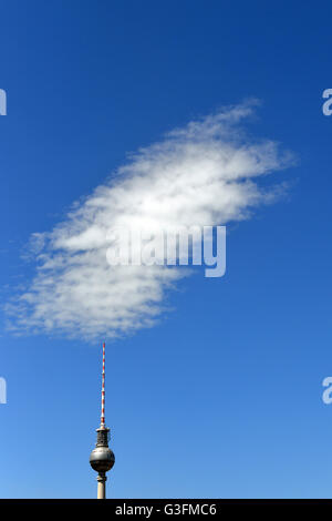 Berlin, Deutschland. 11. Juni 2016. Eine einzige Wolke über den Fernsehturm in Berlin, Deutschland, 11. Juni 2016. Foto: MAURIZIO GAMBARINI/Dpa/Alamy Live News Stockfoto