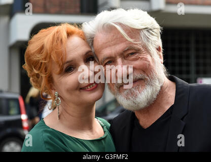 Düsseldorf, Deutschland. 10. Juni 2016. Schauspieler Juergen Prochnow posiert mit seiner Frau Verena Wengler in Düsseldorf, 10. Juni 2016. Der Film-Museum-Düsseldorf begann ein Filmprogramm zu Ehren von Prochnow, Eröffnung mit "Sterben Verrohung des Franz Blum". Prochnow erhielt internationale Anerkennung für seine Rolle als u-Boot-Kapitän in dem Film "Das Boot". Foto: HORST OSSINGER, Dpa/Alamy Live-Nachrichten Stockfoto