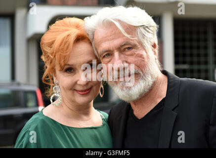 Düsseldorf, Deutschland. 10. Juni 2016. Schauspieler Juergen Prochnow posiert mit seiner Frau Verena Wengler in Düsseldorf, 10. Juni 2016. Der Film-Museum-Düsseldorf begann ein Filmprogramm zu Ehren von Prochnow, Eröffnung mit "Sterben Verrohung des Franz Blum". Prochnow erhielt internationale Anerkennung für seine Rolle als u-Boot-Kapitän in dem Film "Das Boot". Foto: HORST OSSINGER, Dpa/Alamy Live-Nachrichten Stockfoto